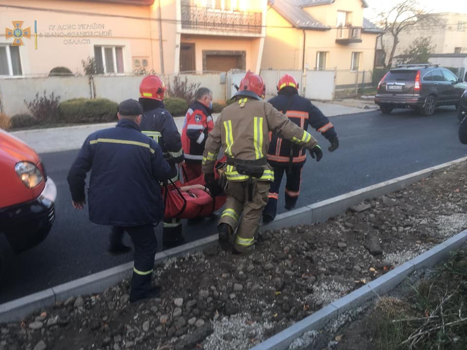 Чоловік, якого врятували на пожежі у Франківську, помер у “швидкій”