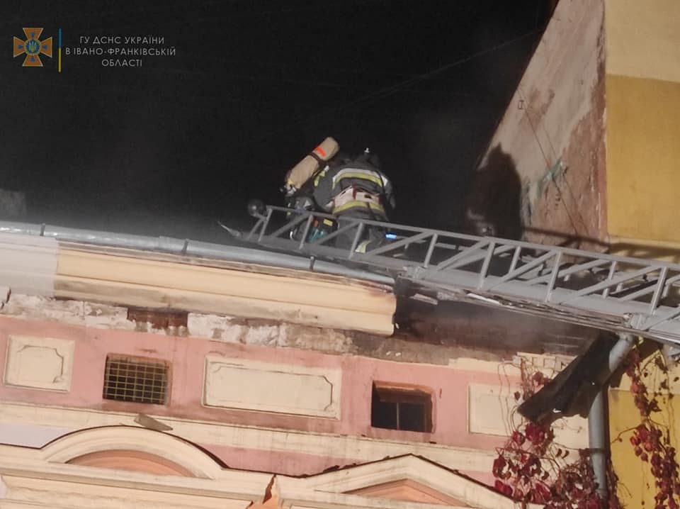 На Незалежності 15 рятувальників гасили пожежу на горищі житлового будинку (ФОТО)
