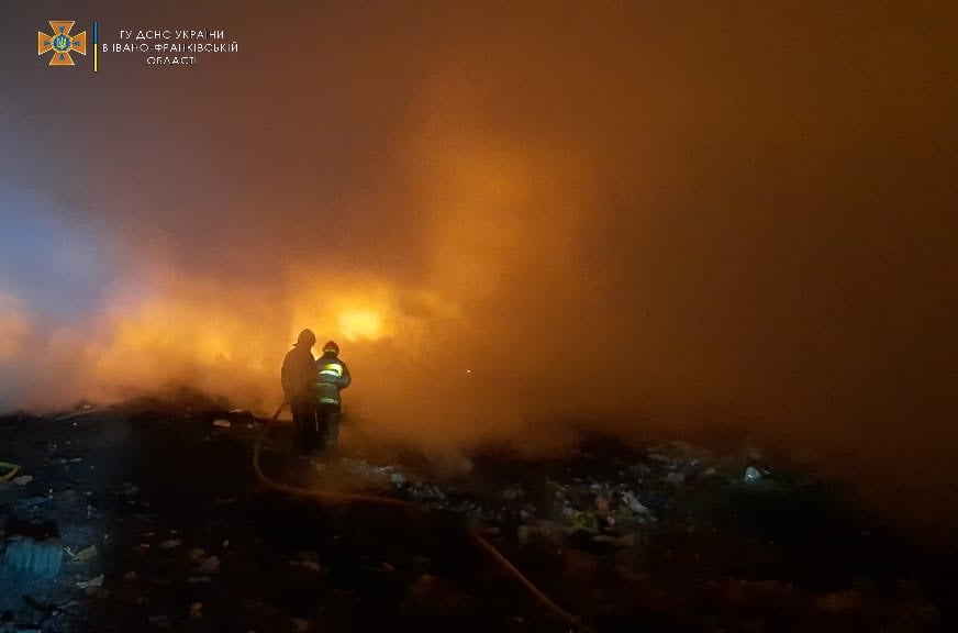 Вночі в Коломиї горіло сміттєзвалище (ФОТО)