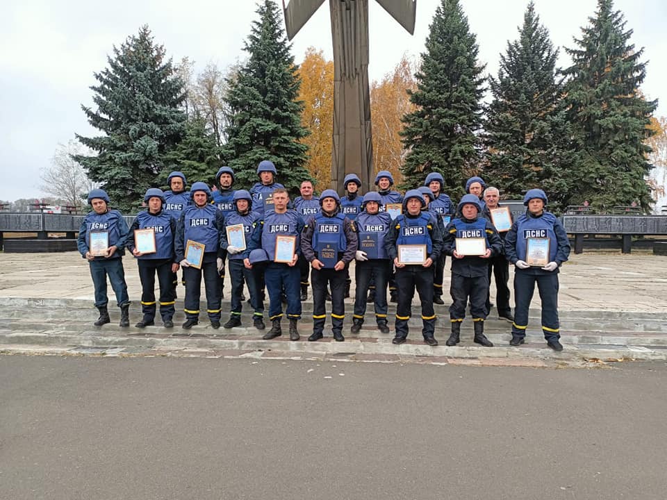 Пам’ятні відзнаки отримали прикарпатські рятувальники, які на Донеччині ремонтували обстріляні будинки (ФОТО)