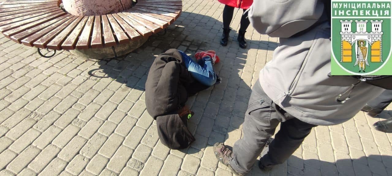 У центрі Франківська виявили жінку без свідомості. Її розшукувала поліція (ФОТО)