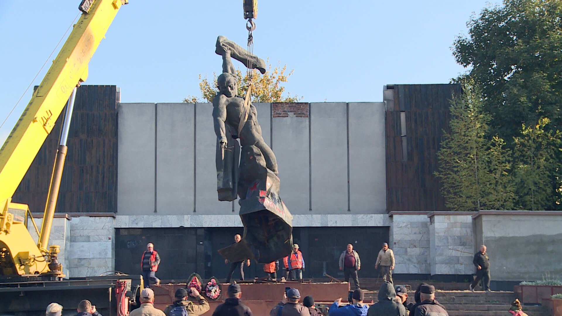 Краще пізно, ніж ніколи: пам’ятник солдату демонтували на площі Скорботи в Коломиї (ВІДЕО)