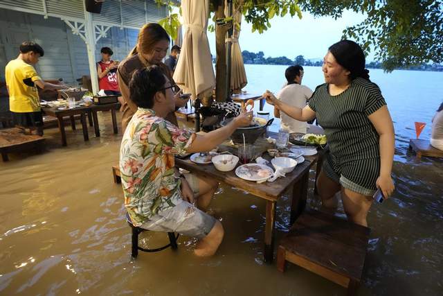 По коліна у воді: у Таїланді запрацював незвичний ресторан (ФОТО)