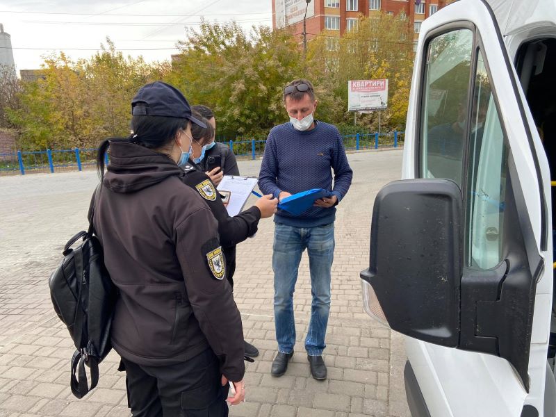 В автобус – лише з довідками: у Франківську поліція перевіряє міжобласний транспорт (ФОТО)