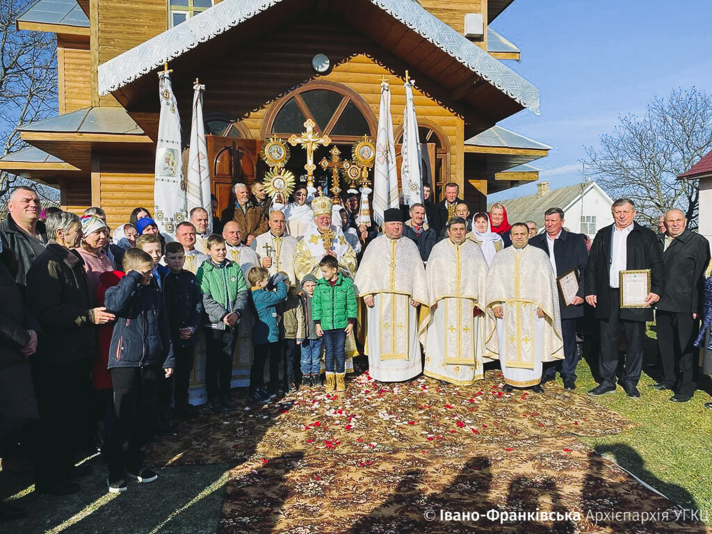 У Космачі Митрополит Володимир освятив новий іконостас та дзвіницю (ФОТО)