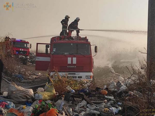 Під Тлумачем близько доби гасять пожежу сміттєзвалища (ФОТО)