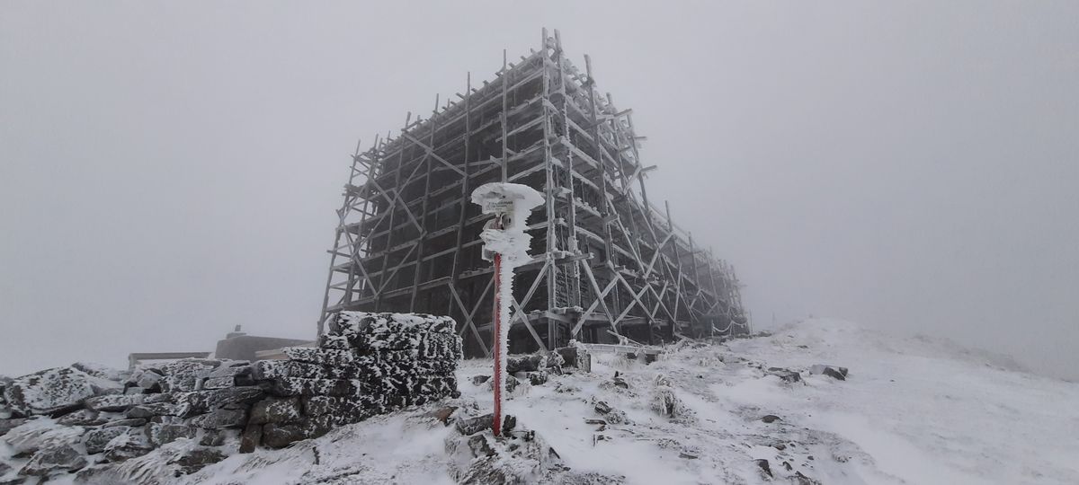 На горі Піп Іван у Карпатах сніг та мінус п’ять (ФОТО)