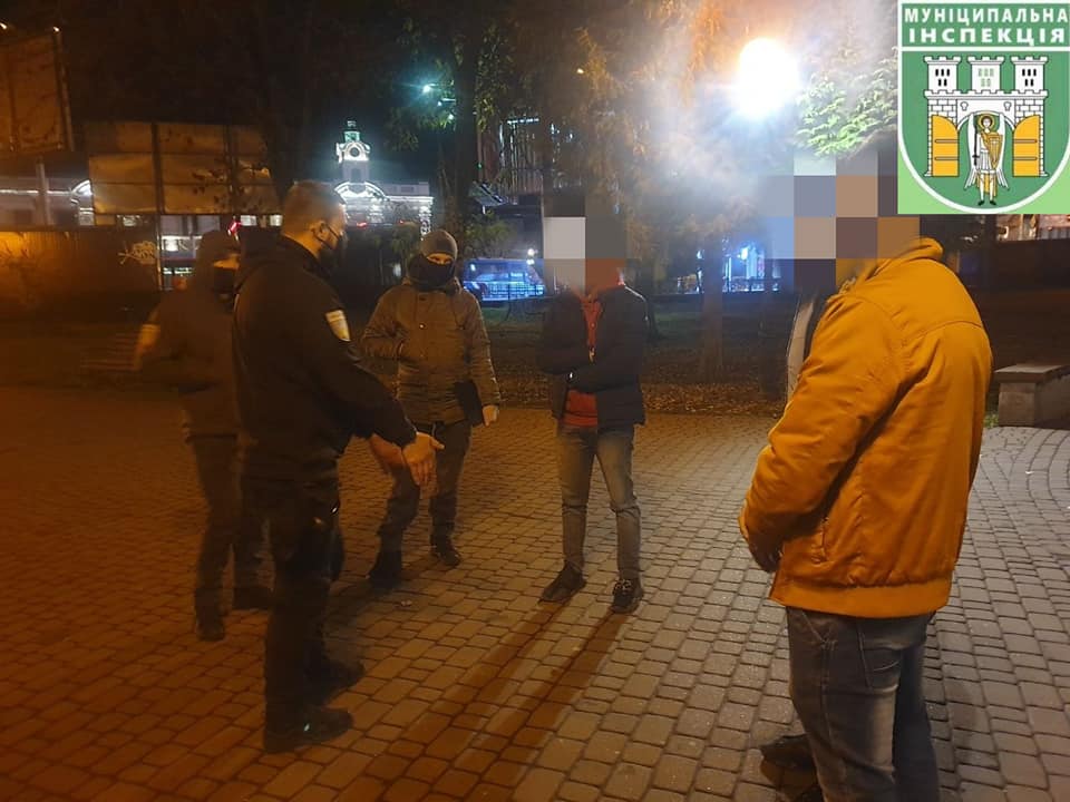 Муніципали втихомирювали пʼяних студентів-іноземців. В одного з них знайшли ймовірно наркотики (ФОТО)