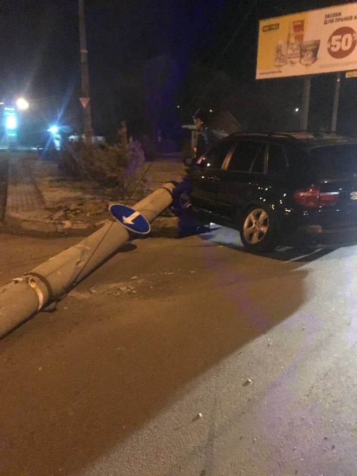 Вночі на Івасюка водій BMW зніс електроопору (ВІДЕО, ФОТОФАКТ)