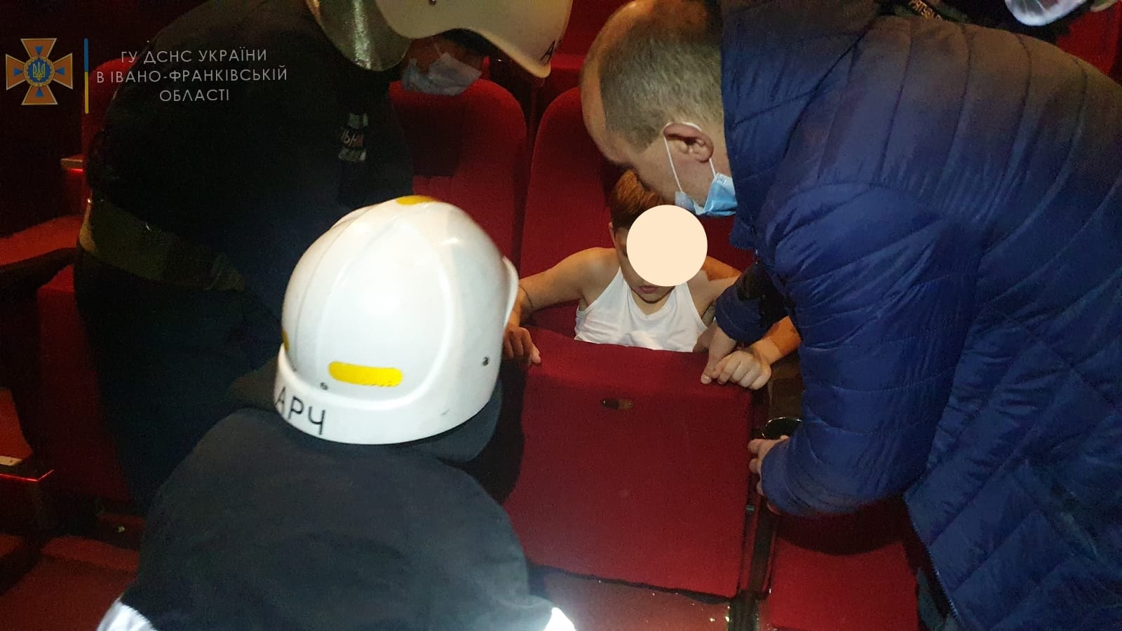 У Франківську хлопчик застряг у кріслі кінозалу – допомогти змогли лише рятувальники (ФОТО)