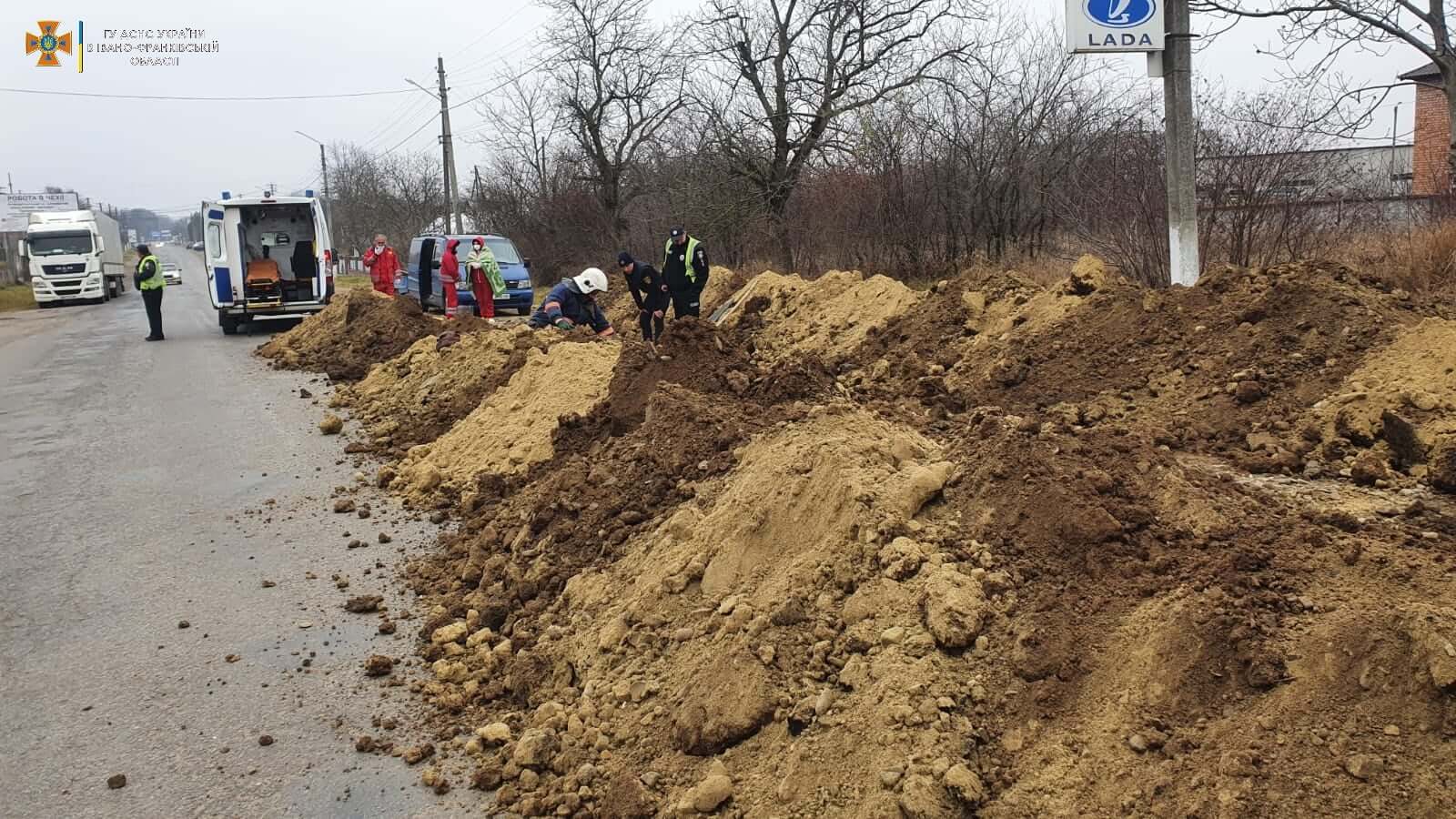 У Снятині рятувальники витягли чоловіка з-під завалу в траншеї (ФОТО)