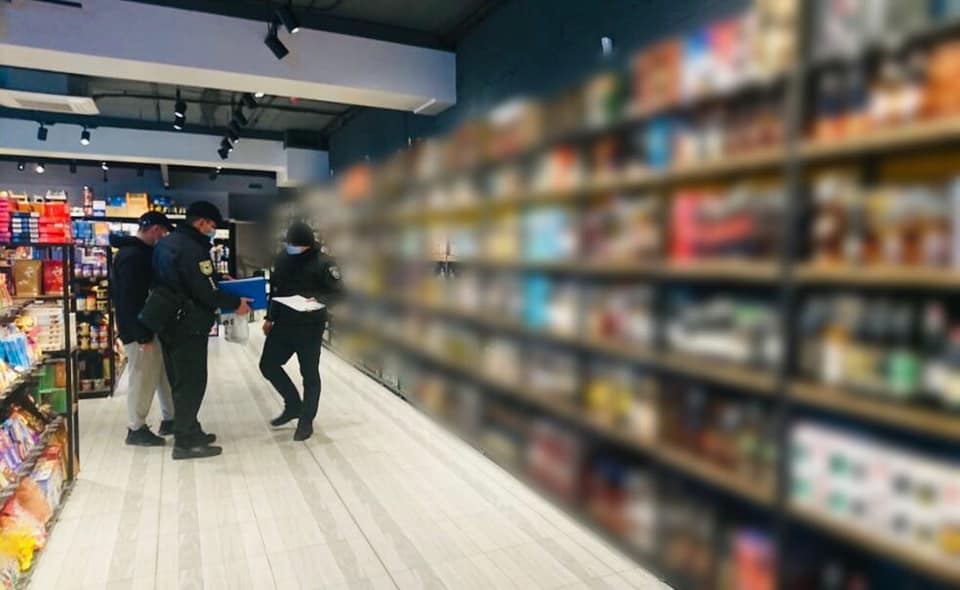 В коломийському супермаркеті знайшли підпільного алкоголю на 700 тисяч (ФОТО)