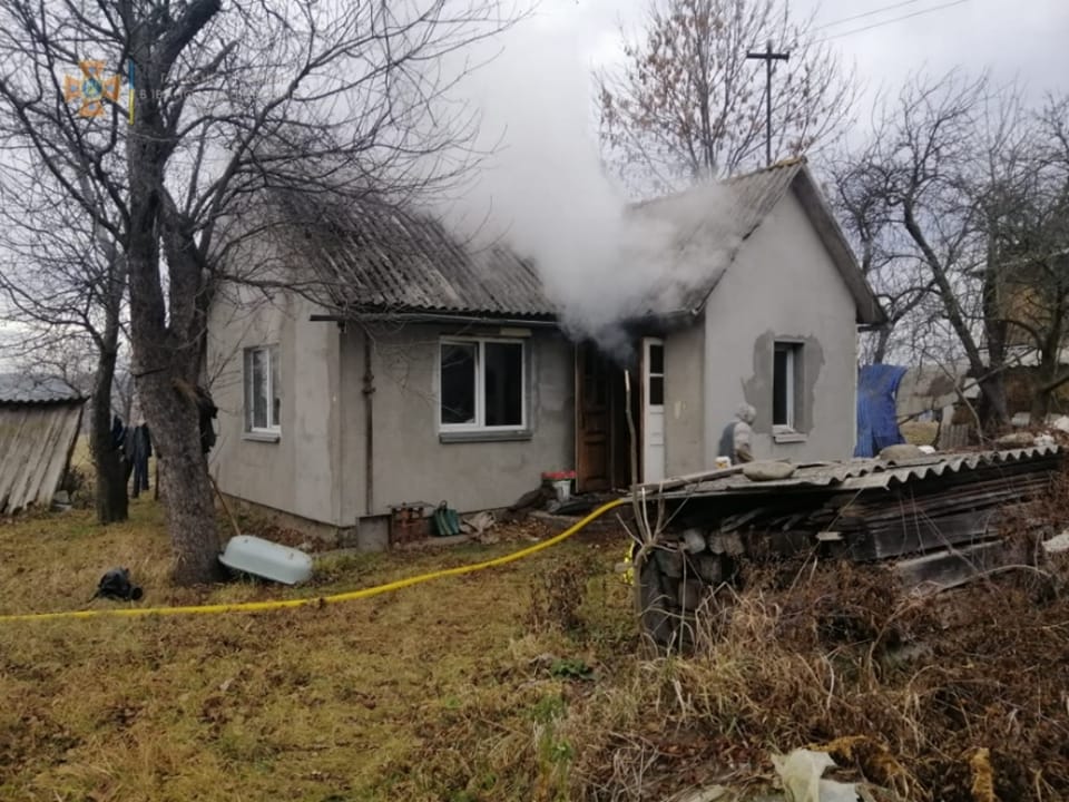 На Коломийщині горів будинок. Місцеві мешканці винесли з вогню тіло чоловіка (ФОТОФАКТ)