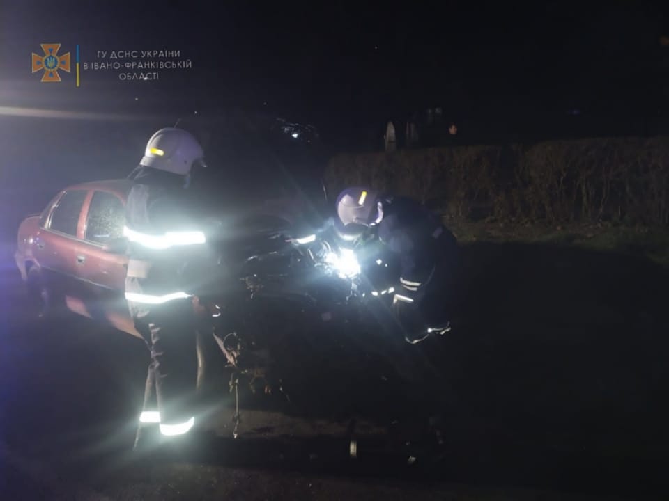 Вночі на Надрічній зіткнулися Lexus та Opel. З понівеченого авто водія “вирізали” рятувальники (ФОТОФАКТ)