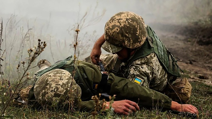 На Донбасі зросла інтенсивність ворожих обстрілів, поранено українського військового