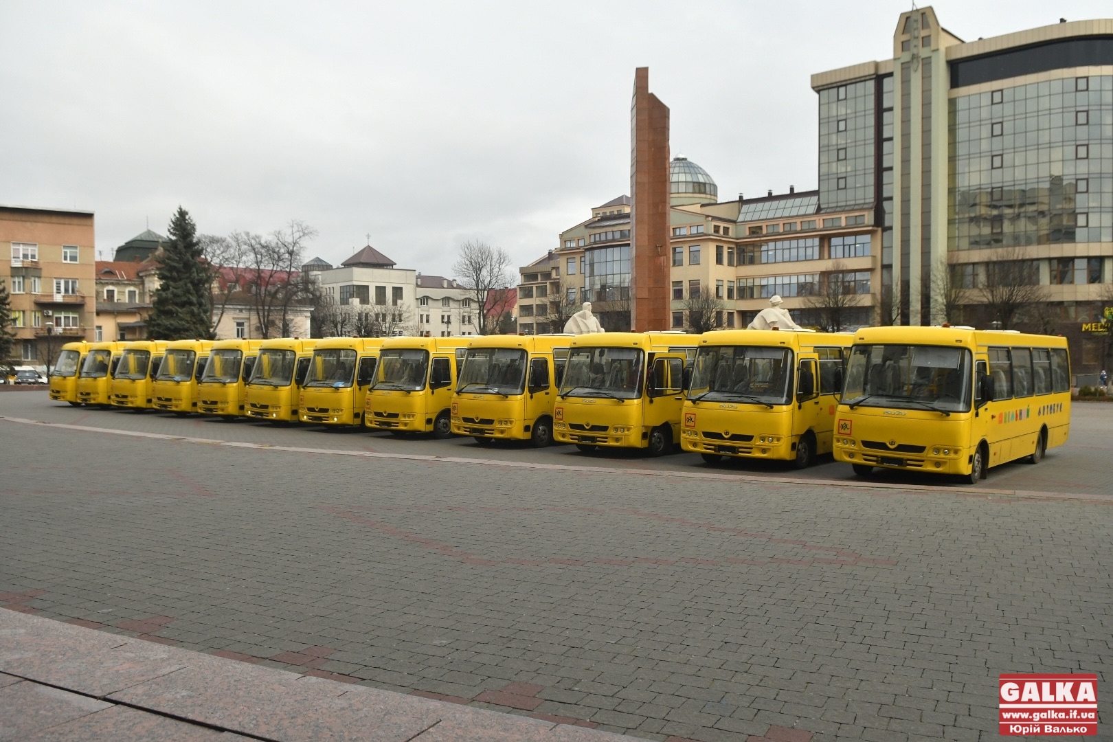 Прикарпатським громадам передали 12 нових шкільних автобусів (ФОТО)