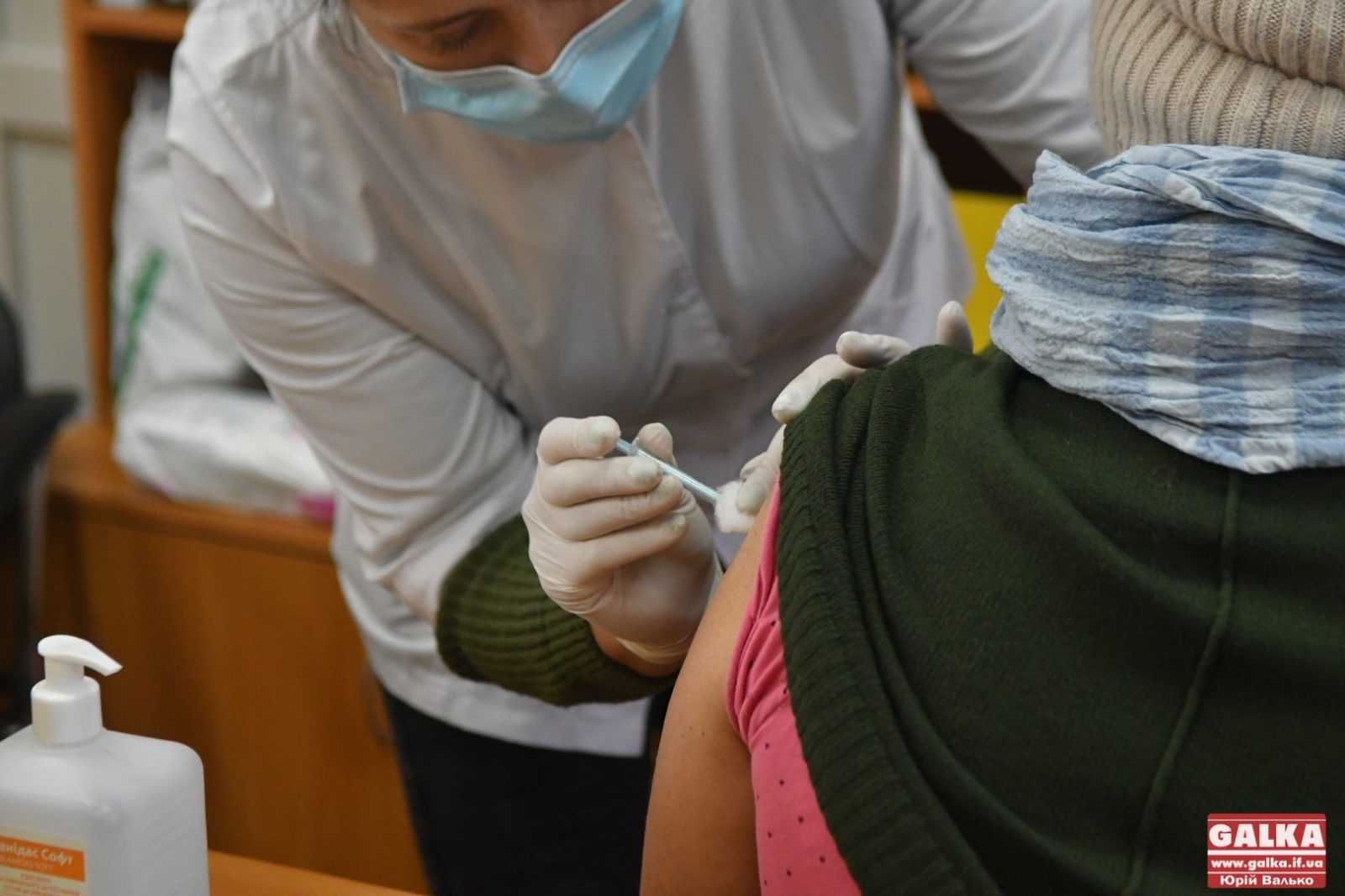 За тиждень понад 1300 прикарпатців вакцинувалися від коронавірусу