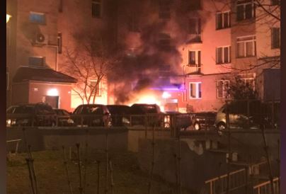 Вночі у дворі на Хмельницького горіли дві машини (ФОТО, ВІДЕО)