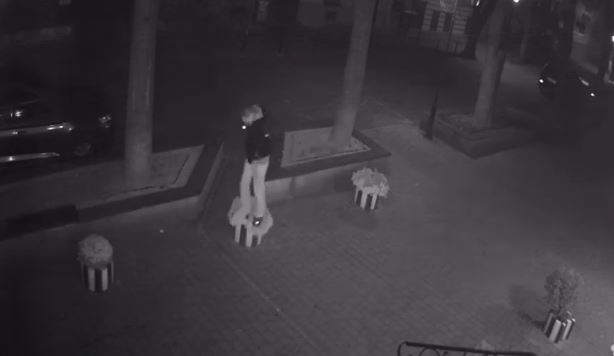 Вночі на Шевченка вандал знищив три клумби: його дії потрапили на камеру (ВІДЕО)