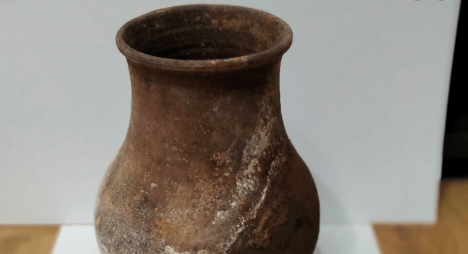 У Калуші будівельники в цегляній кладці знайшли старовинний глечик (ФОТО)