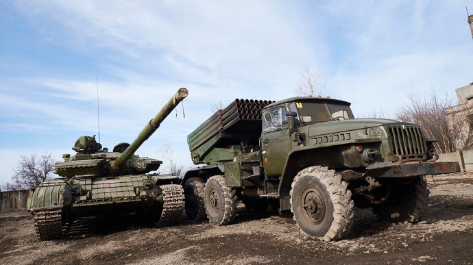 “Гради”, “Рапіри” і танки: окупанти вигнали за лінії відведення сотні одиниць бойової техніки