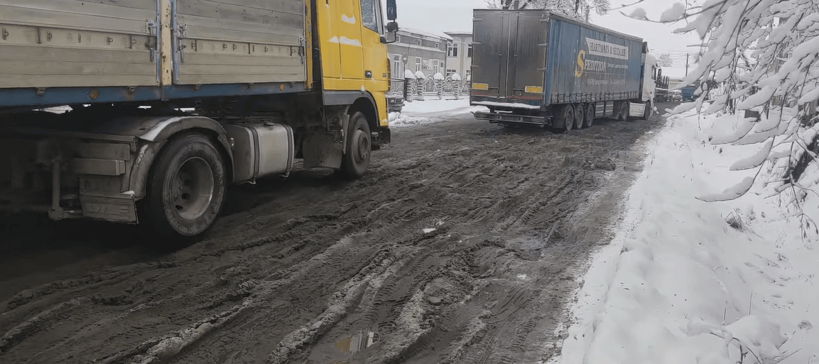 “Дно дороги пробито”: у мережі скаржаться на стан автошляху держзначення у Болехові (ВІДЕО)