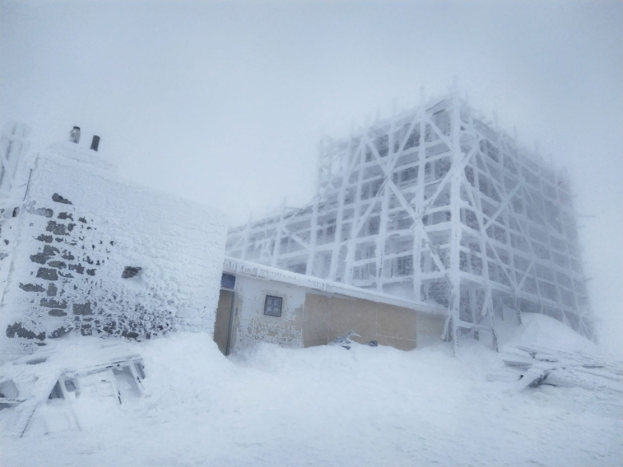 На горі Піп Іван у Карпатах — сніг, температура повітря мінус шість