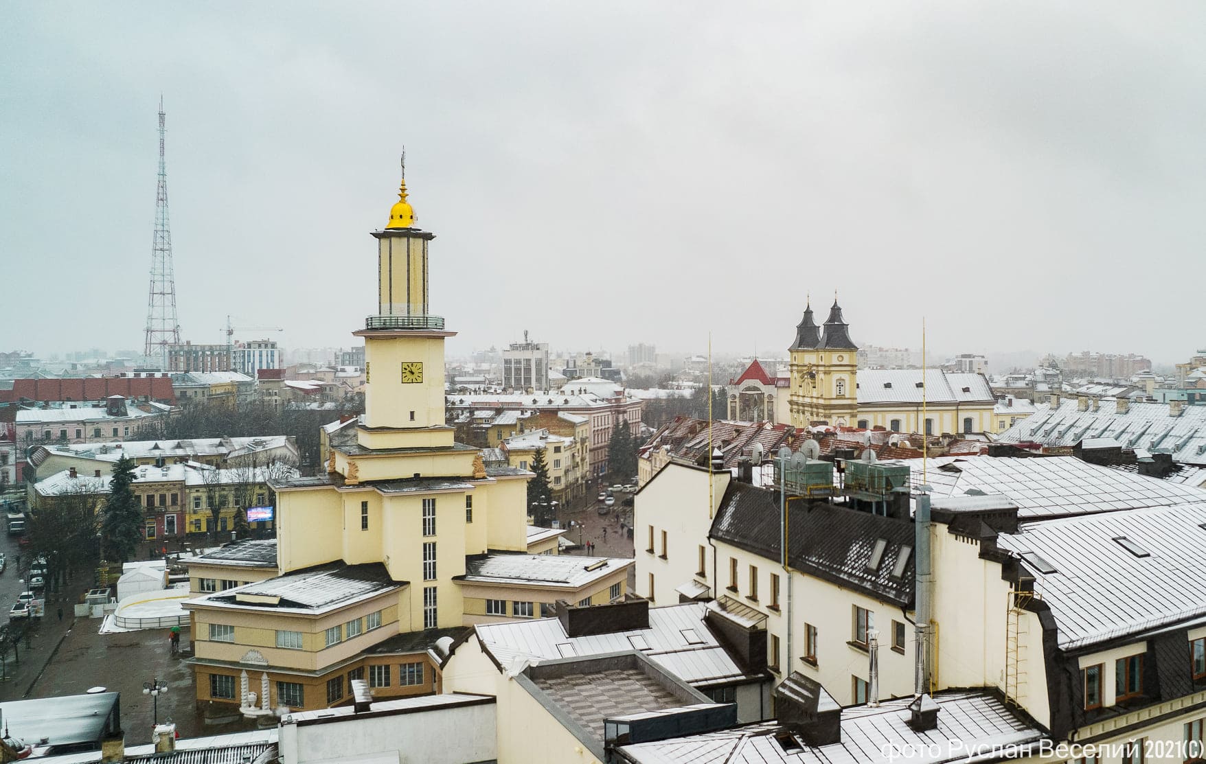 Чарівні світлини припорошеного снігом Франківська показали у мережі (ФОТО)