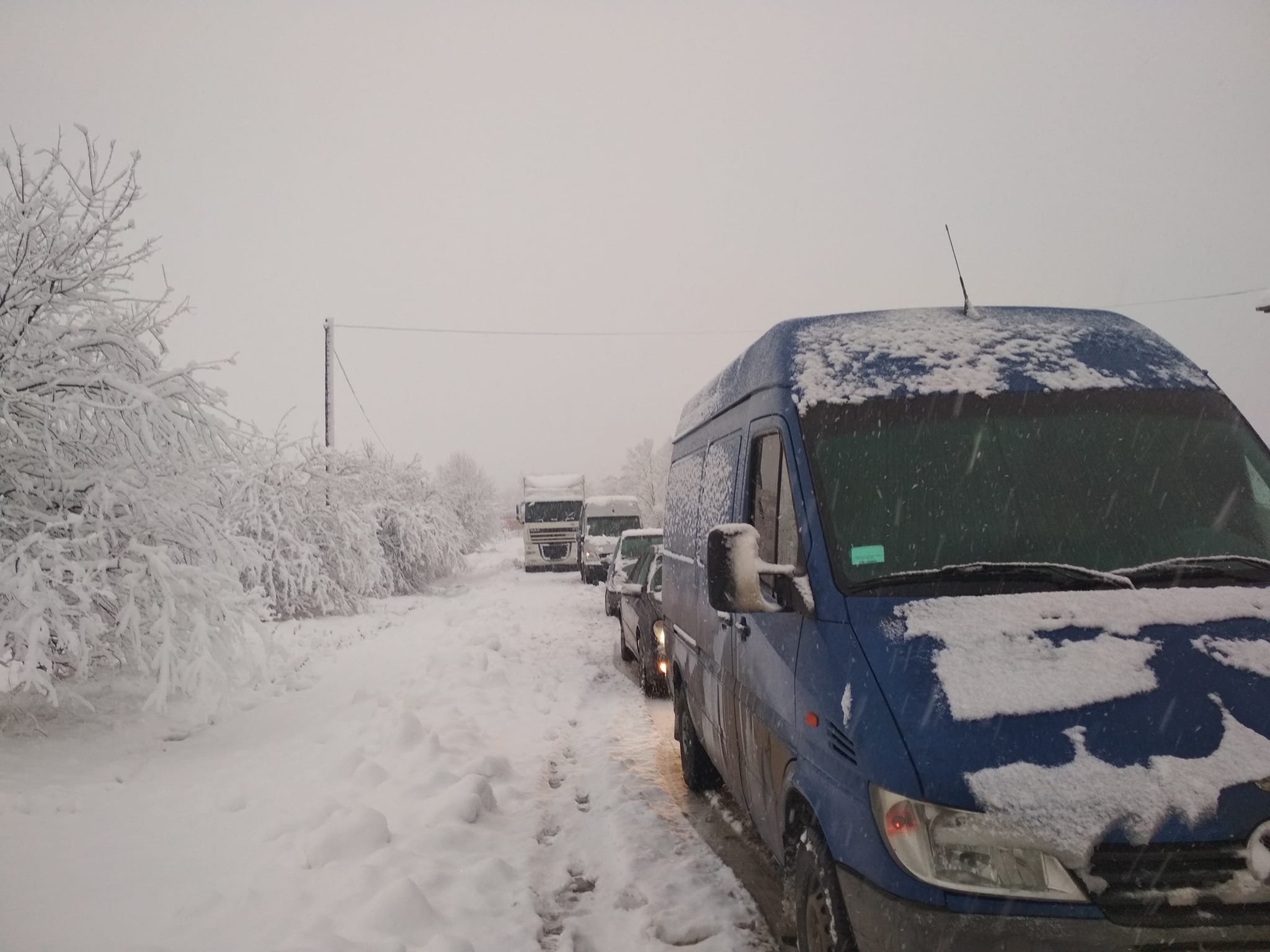 У Болехові через сніг на дорозі “Стрий-Мамалига” ускладнений рух. Працює поліція