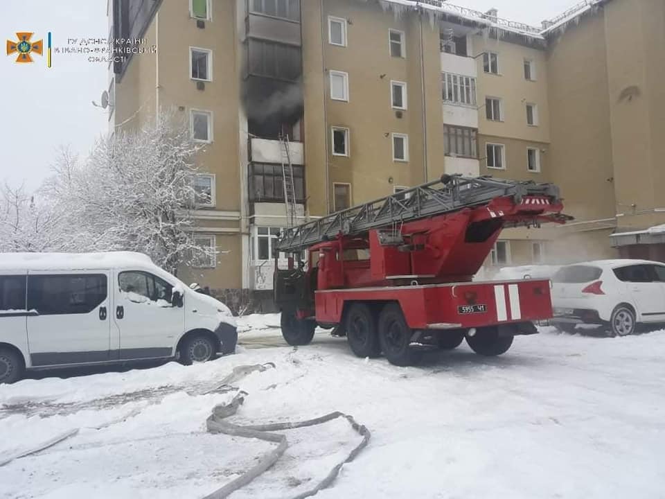 Зранку в багатоквартирному будинку в Долині сталася пожежа: людей рятували надзвичайники та небайдужий (ФОТО)