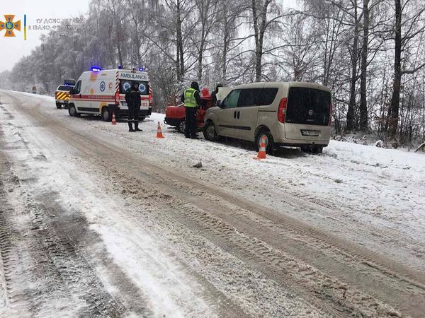 На Франківщині “швидка” з пацієнтом застрягла у заметі  – допомогли рятувальники (ФОТО)