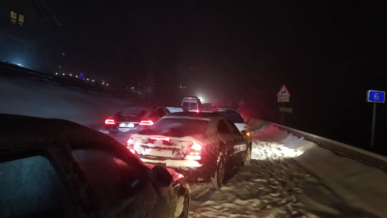 Негода на Прикарпатті: в Яремче та поблизу Буковелю десятки машин в заторах, чекали додаткову снігоочисну техніку