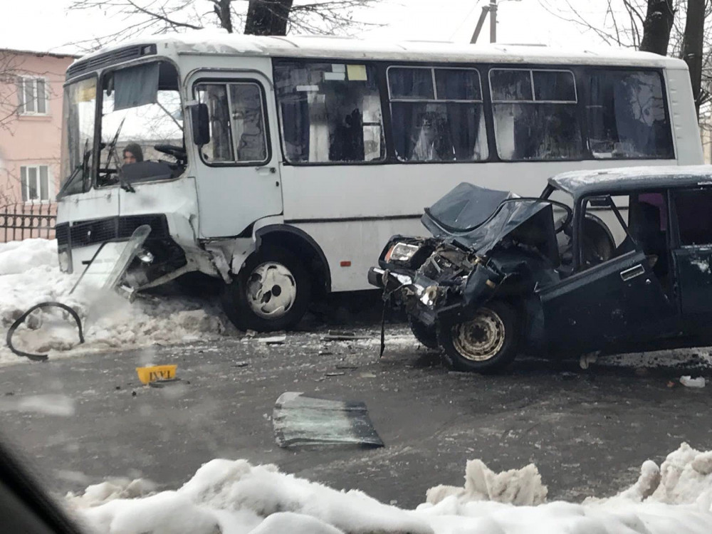 У Долині автомобіль зіткнувся з маршрутним автобусом – двоє людей травмувалися
