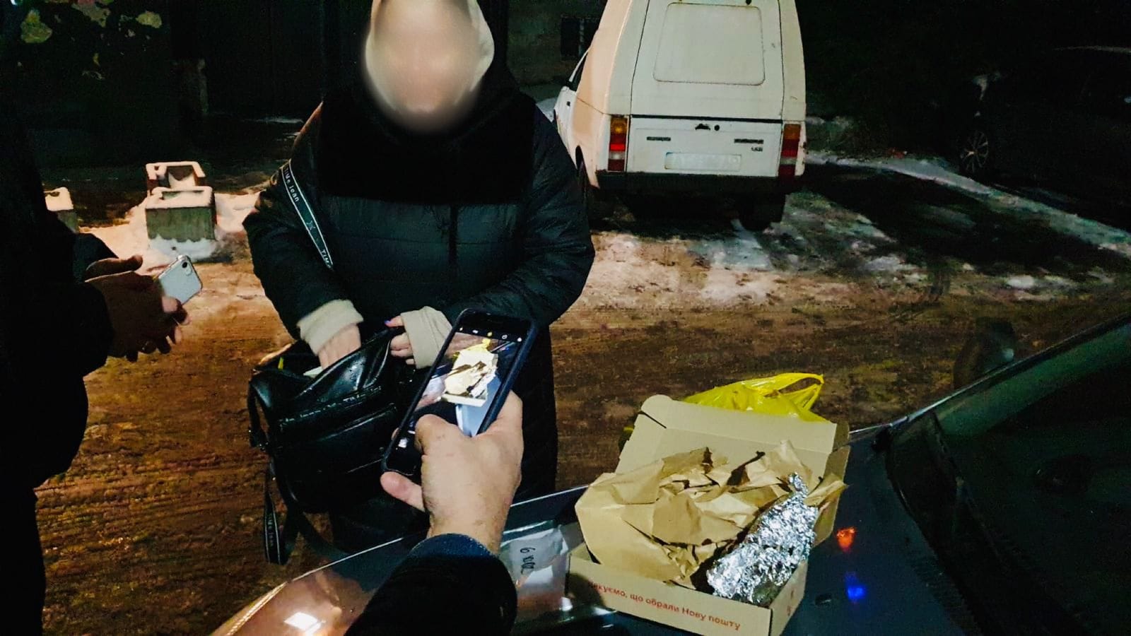 У Франківську спіймали дівчину з наркотичними посилками (ФОТО)