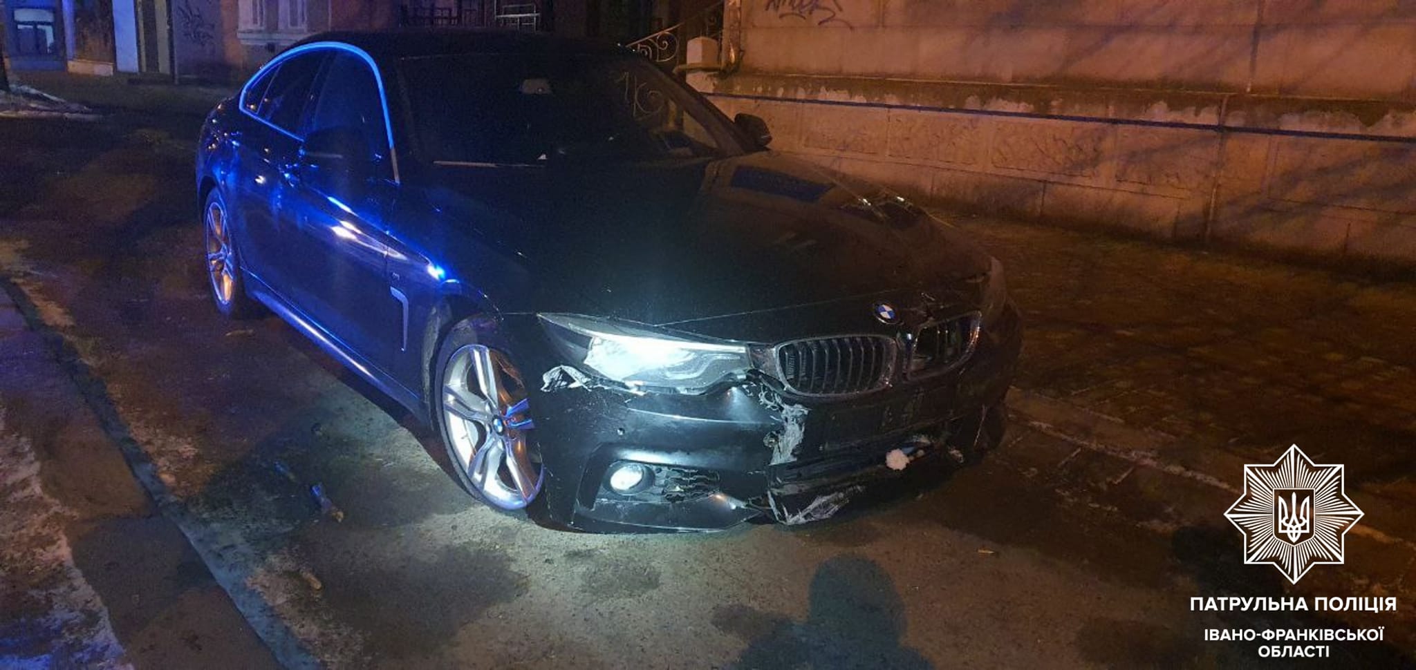 Вночі у Франківську на Вовчинецькій п’яний водій BMW вчинив ДТП і втік (ФОТО)