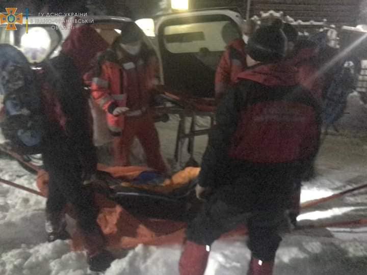 Прикарпатські рятувальники зносили з полонини Смотрич травмовану туристку (ФОТО)
