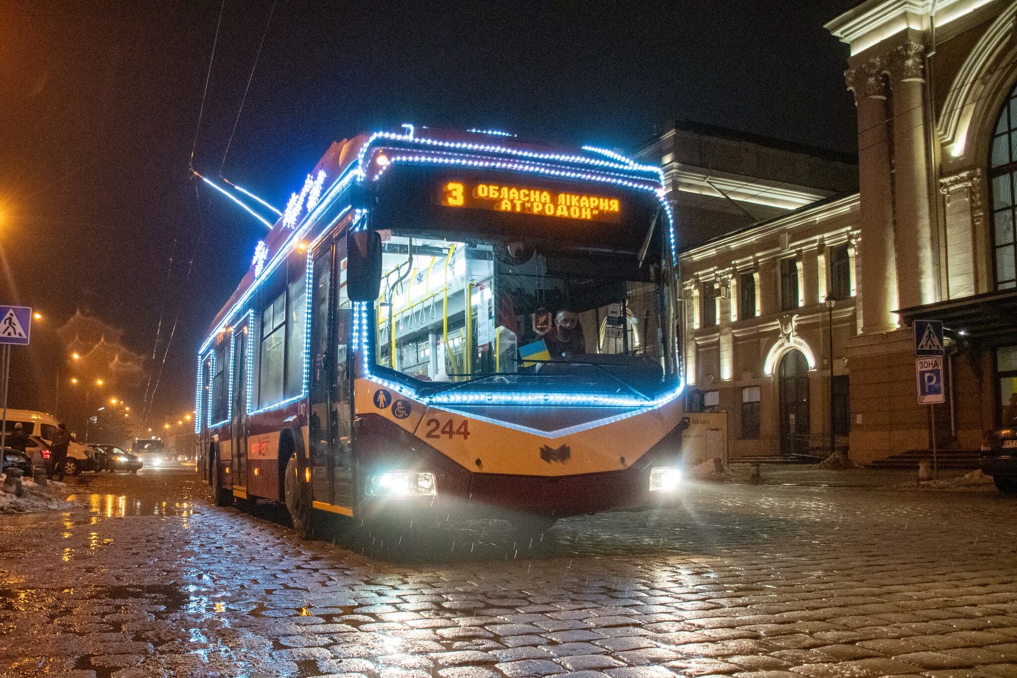 В Івано-Франківську комунальники “ЕАТ” святково прикрасили автобус (ФОТО)