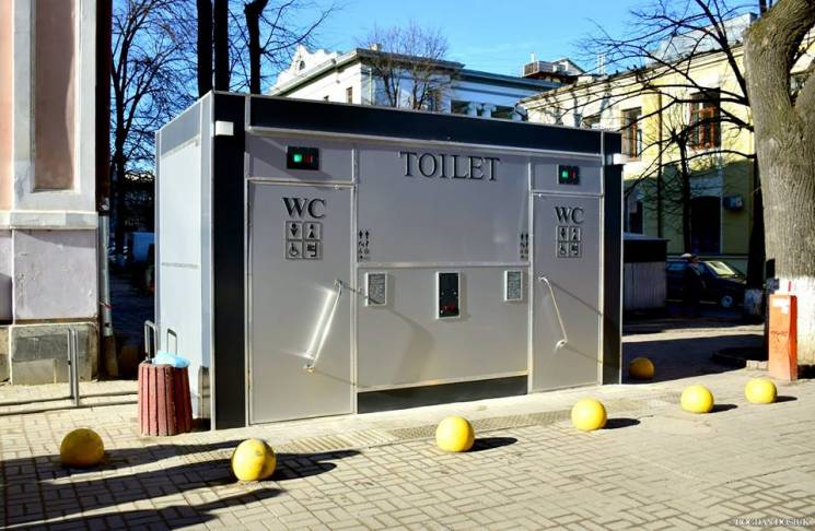 У центрі Франківська людина опинилася в туалетному полоні