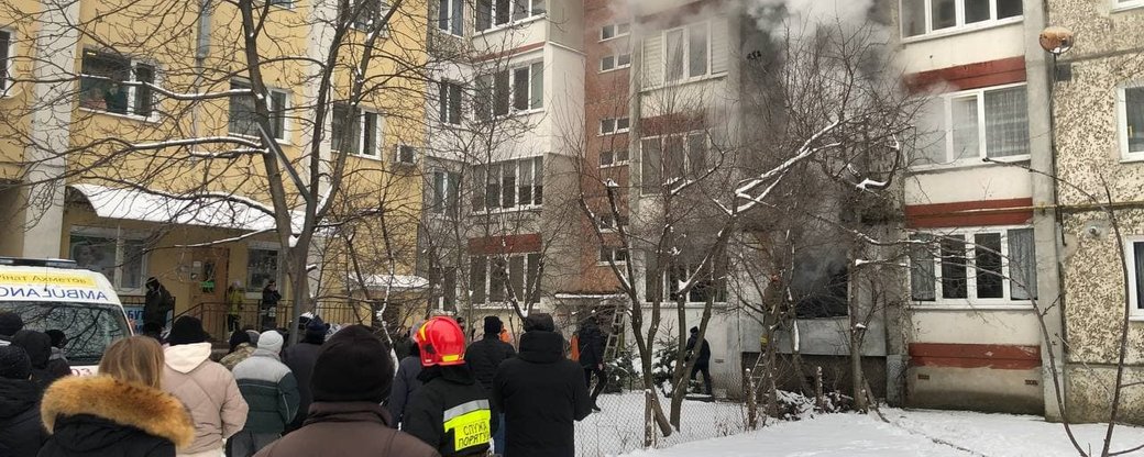У Франківську на вулиці Миколайчука горить квартира у багатоповерхівці. Людей евакуювали (ФОТО, ВІДЕО)