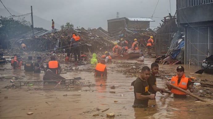 Супертайфун на Філіппінах забрав життя щонайменше 75 осіб