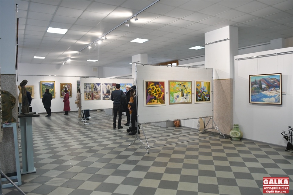 Десятки робіт відомих прикарпатських митців і молоді: у ПНУ відкрили виставку-галерею (ФОТО)