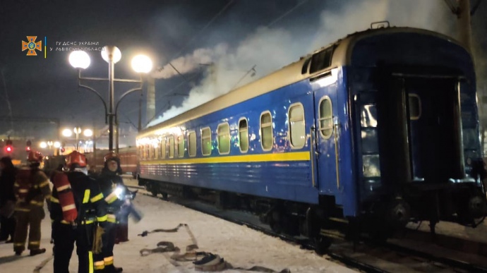 На залізничному вокзалі Львова загорівся вагон з пасажирами (ФОТО)