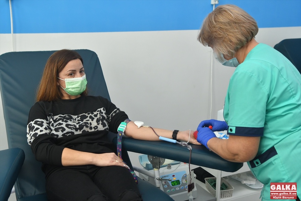 Франківці поповнили запаси донорської крові напередодні свят (ФОТОРЕПОРТАЖ)