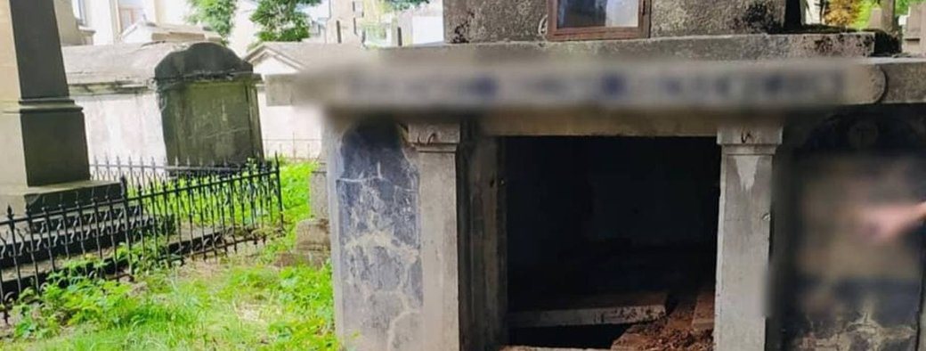 Підлітків, які у Коломиї проникли у склеп й влаштували фотосесію з останками, покарали домашнім арештом (ФОТО)