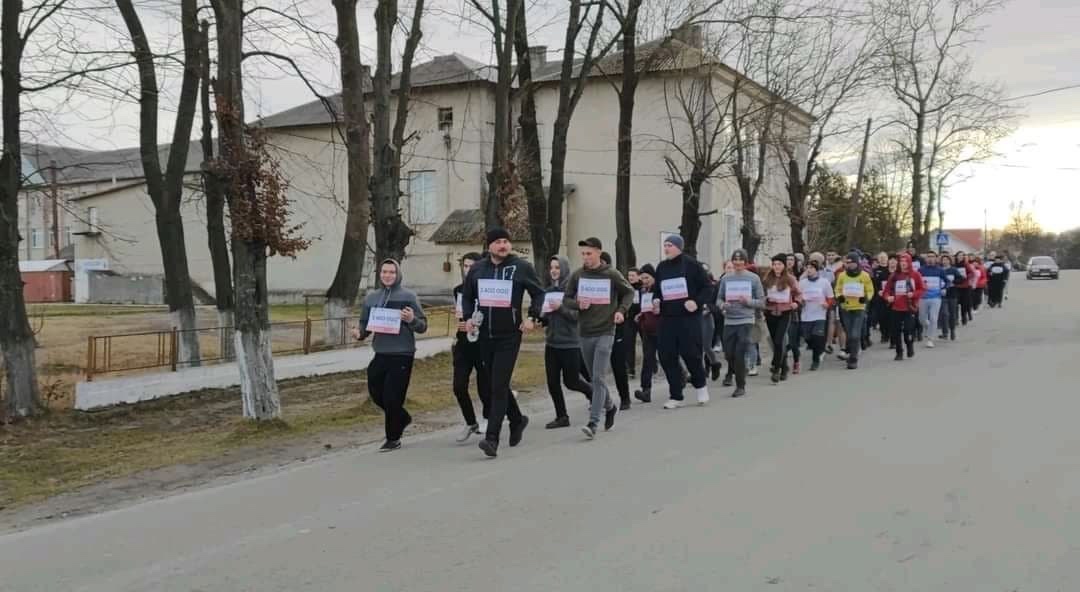 У Коршеві понад сто учнів і викладачів пробігли на підтримку воїнів АТО (ФОТО)