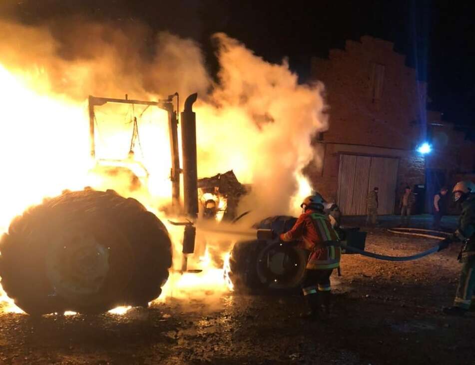 Вночі на Коломийщині згорів трактор (ФОТО)