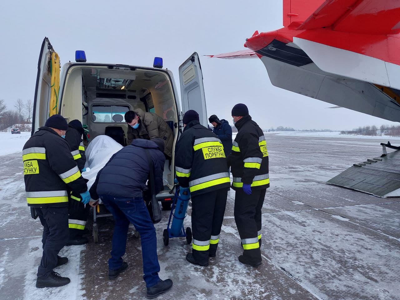 Літак доправив до Києва жінку, яка постраждала через вибух у Косівській лікарні (ФОТО, ВІДЕО)