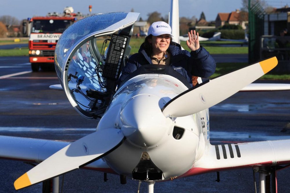 Навколо світу за 155 днів: 19-річна бельгійка облетіла Землю на власному літаку (ФОТО)