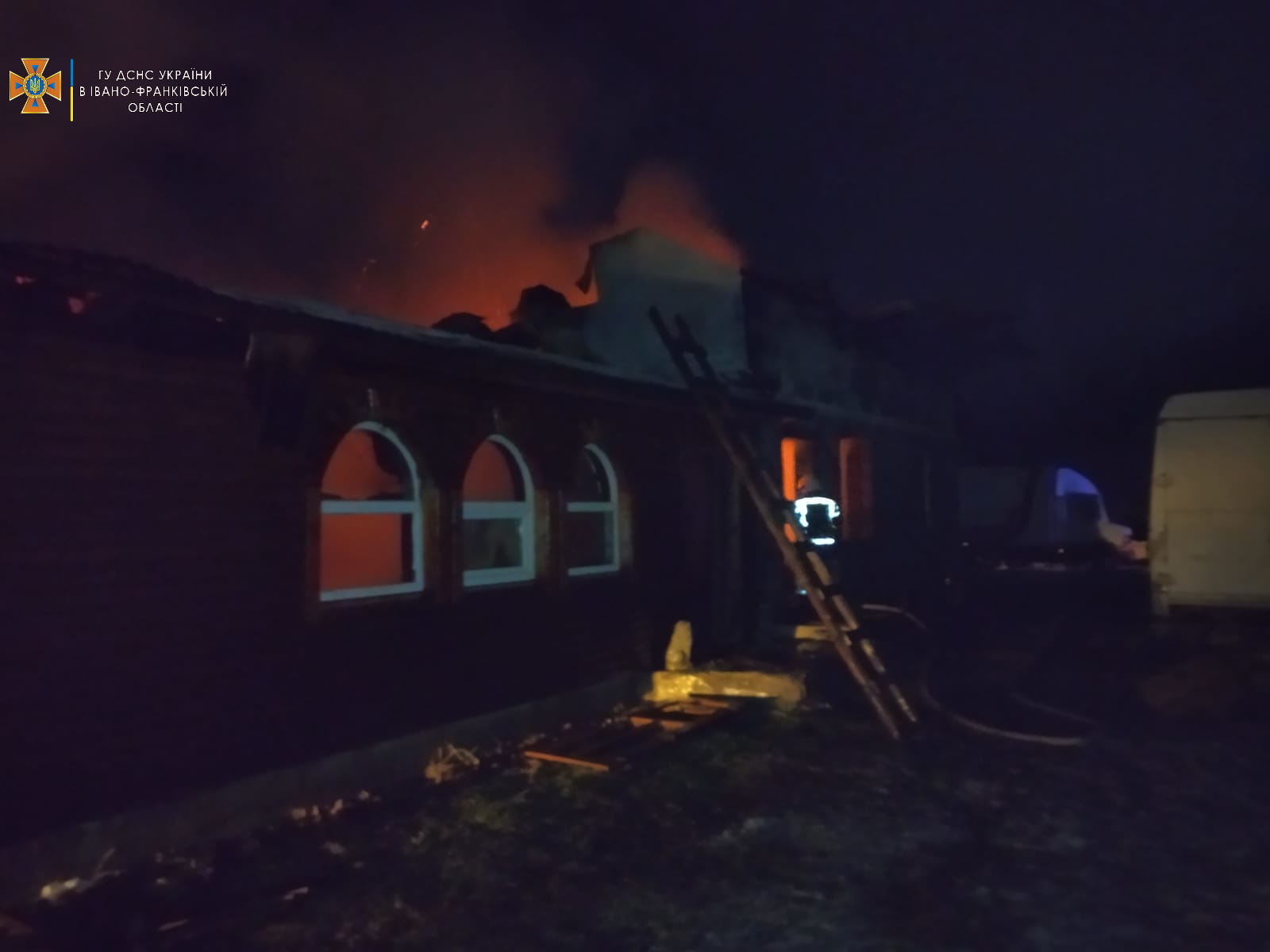 Вночі на Долинщині горів житловий будинок – гасили пожежу 12 рятувальників (ФОТО)