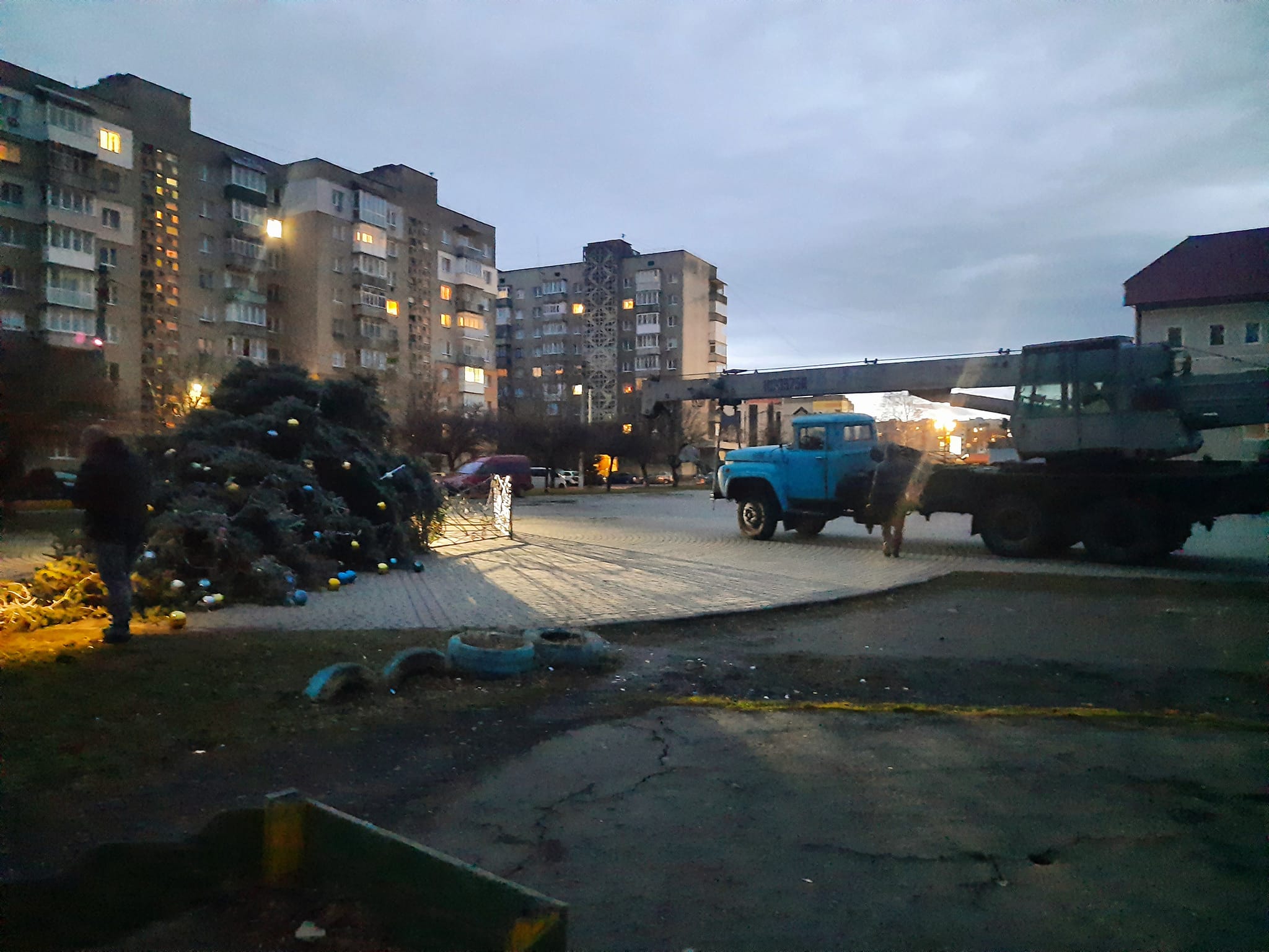У Калуші штормовий вітер повалив новорічну ялинку (ФОТО, ВІДЕО)